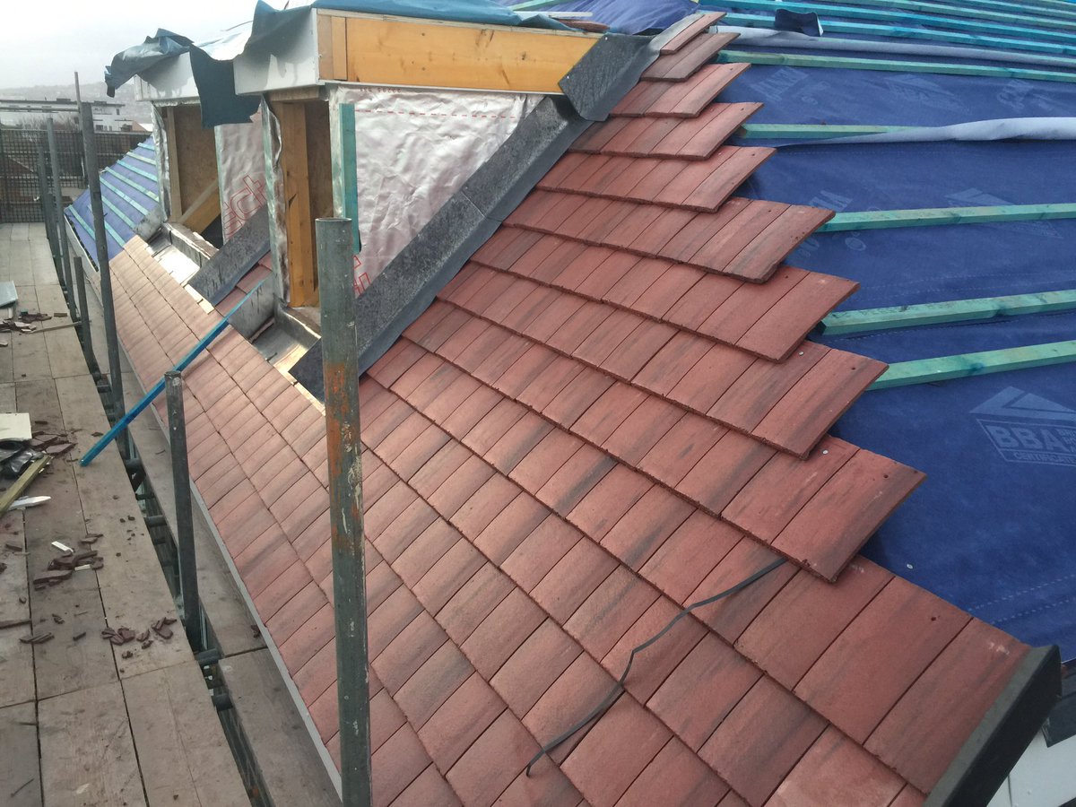 OakingDev's tweet photo. Rhos on sea development flying ahead of programme! Roof works have commenced with the internal 1st fix works nearing completion. #Apartment #apartmentliving #development #developers #Developing #rhosonsea #NorthWales https://t.co/OMxnfGaFHz