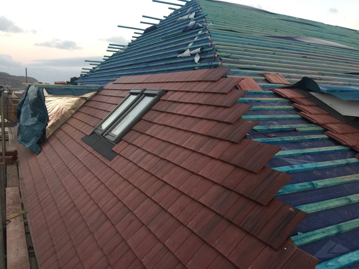 OakingDev's tweet photo. Rhos on sea development flying ahead of programme! Roof works have commenced with the internal 1st fix works nearing completion. #Apartment #apartmentliving #development #developers #Developing #rhosonsea #NorthWales https://t.co/OMxnfGaFHz