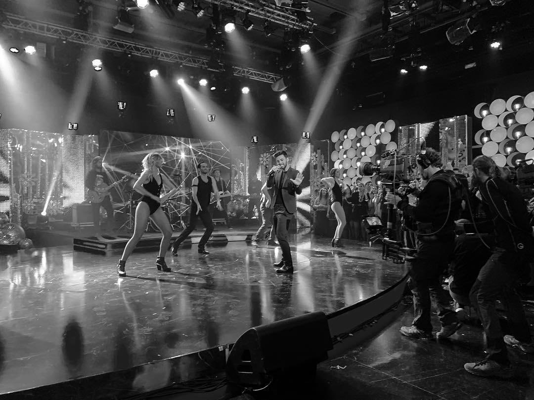 AgoneyUpdates's tweet photo. 📷| @salguero_tv ha compartido esta publicación:
“‘Quizás’ he estado con @agoney. El cantante canario no se quiso perder el cotillón #directosal2019 de @aragontv. (Y no voy a decir lo simpático, agradable y majo que es porque ya lo sabéis). https://t.co/fBhYT1kBbn