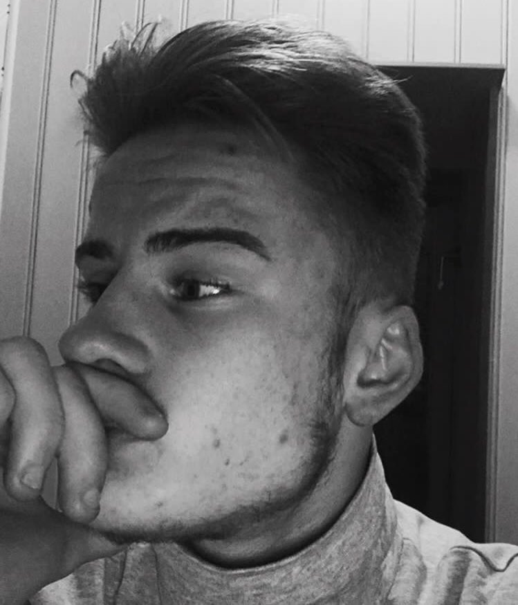 schawnbcr's tweet photo. #Top4of18 mais comme j’suis moche beh ça sert à rien❌ https://t.co/LkV0O3VBrA