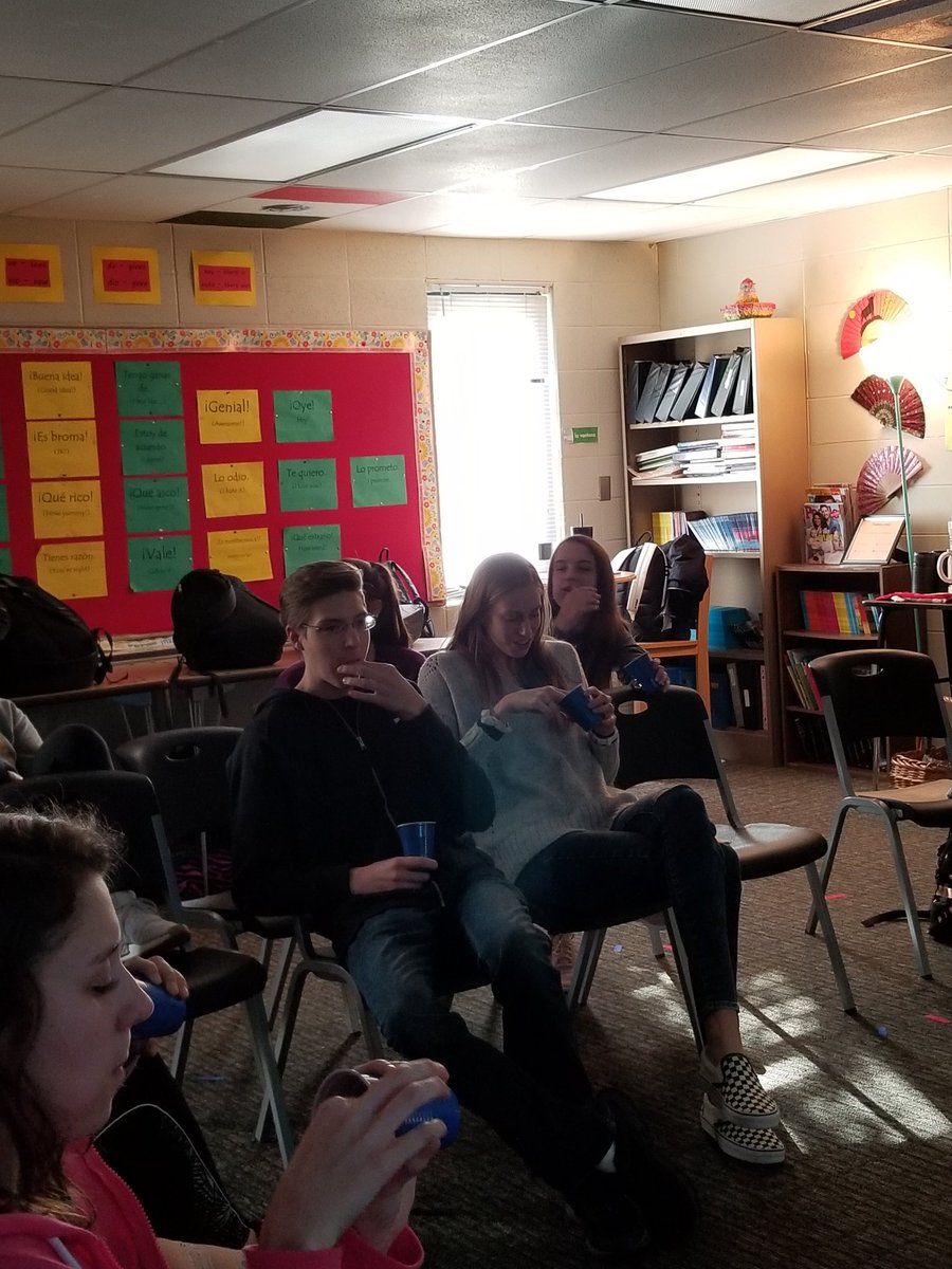 SraHenkel's tweet photo. ¡Feliz año nuevo! Celebrating Spain style! #lasdoceuvas #MarionSpanish #mhsinspire https://t.co/H78s91J1AQ