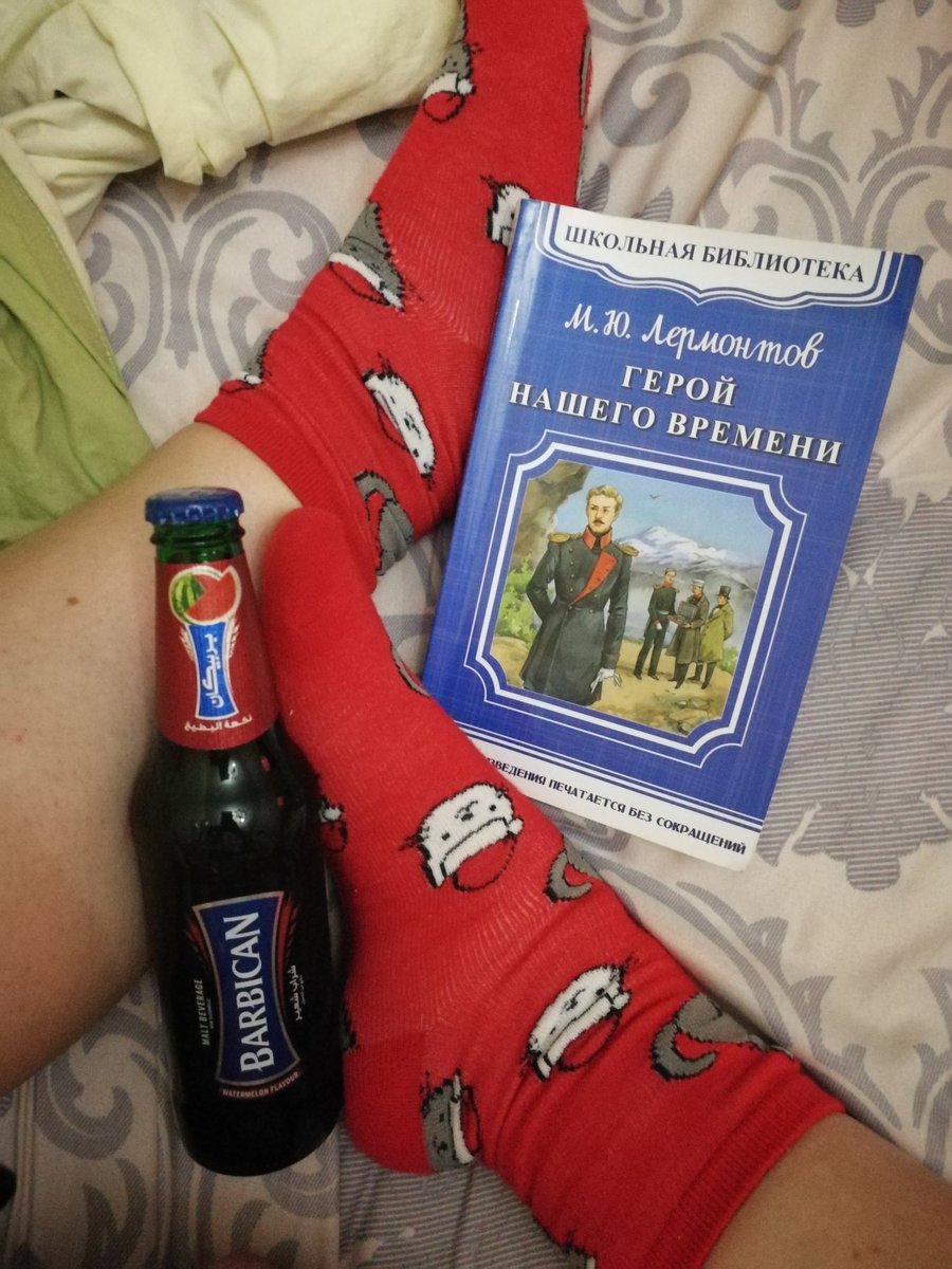 Aksinija_May's tweet image. У нас тут +3, море за окном шумит, а я почитать нашла...

«Я иногда себя презираю... Не оттого ли я презираю других?»
Мне кажется будто я была влюблена в Печорина в школе...в одной из четвертей точно)

#добройночи