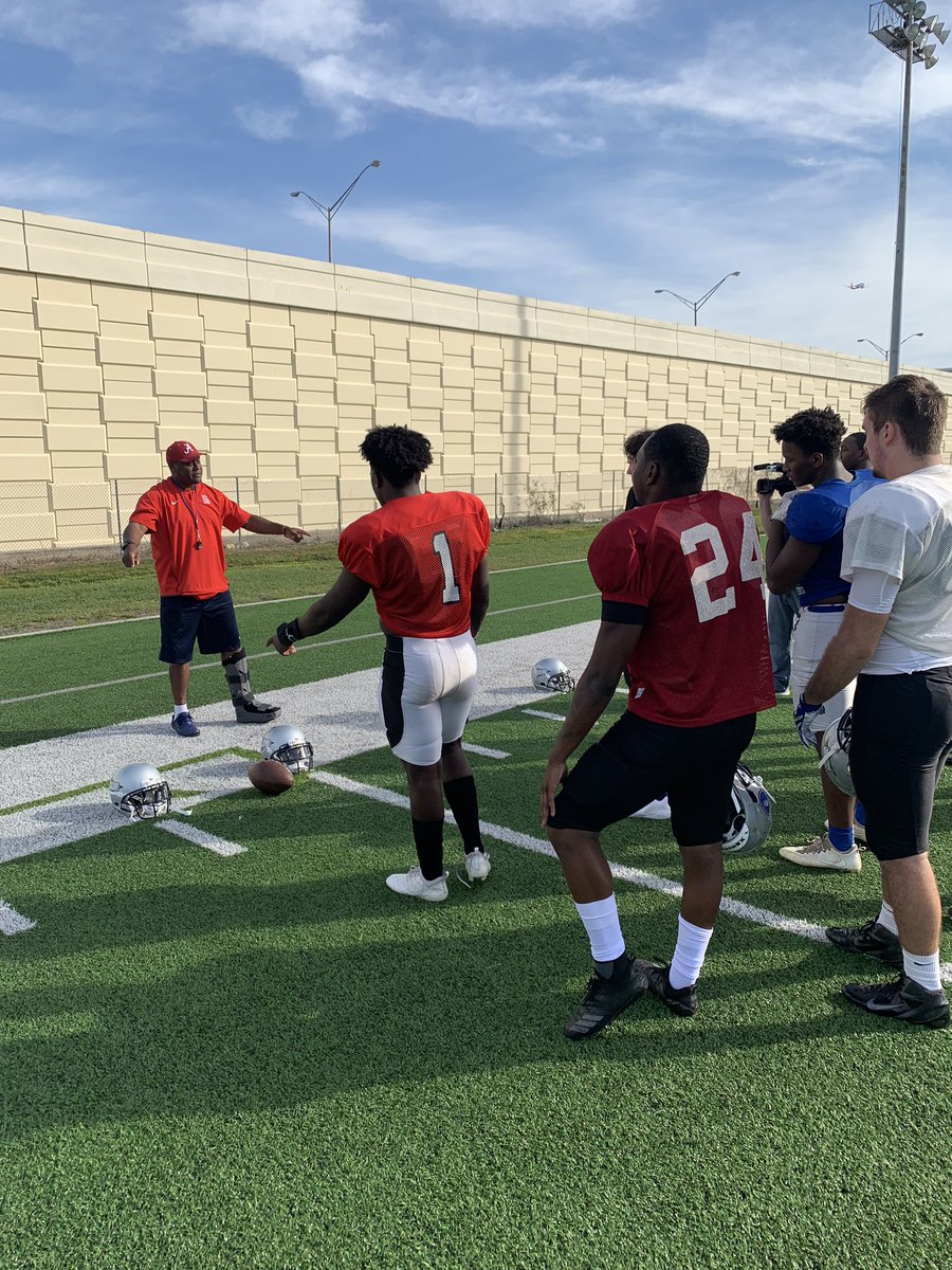 ClarkSports's tweet photo. South side coach @Teaguefootball working his linebackers in multiple drills today 👏 https://t.co/iebqgmpmS3