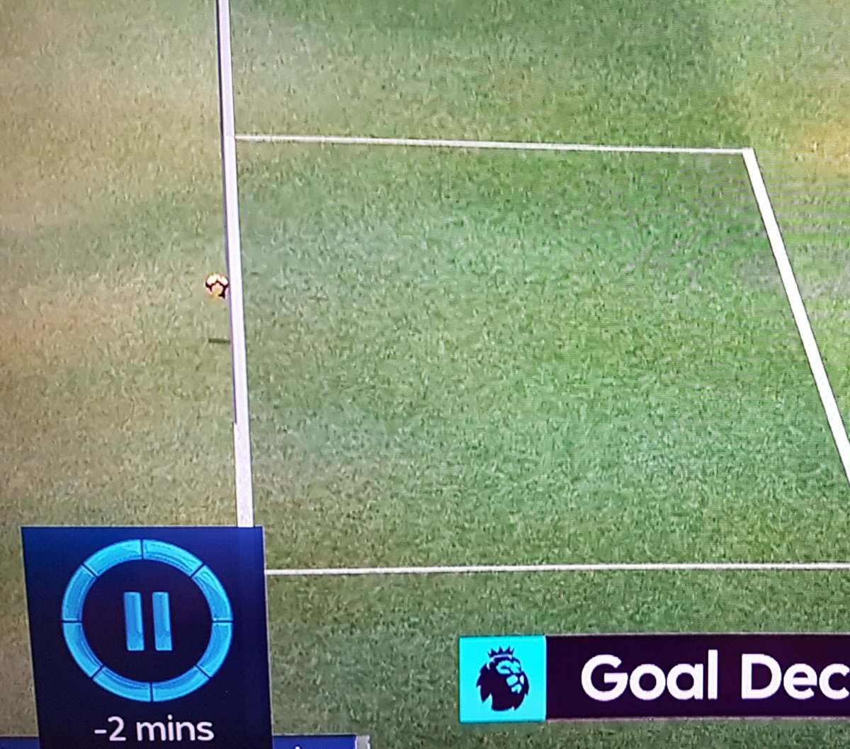 SalAhmad's tweet image. Look at the shadow of the ball #MCILIV