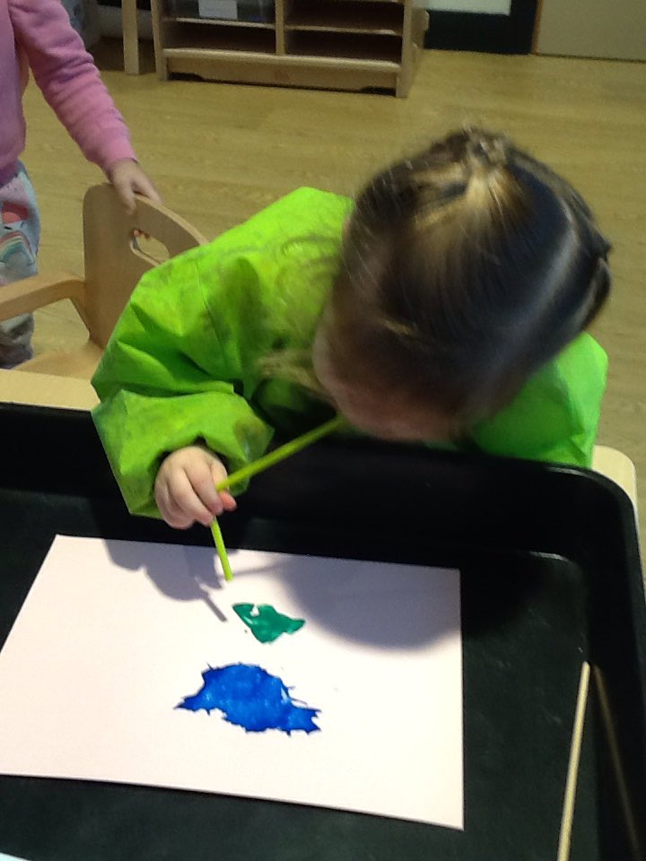 AshbridgeMaxy's tweet photo. We are blowing paint across the paper using straws! We love watching the ripples in the paint and seeing it move across the page #OwlsAtMaxy #paintblowing #creativity #eyfs https://t.co/iqzW2CjAHx
