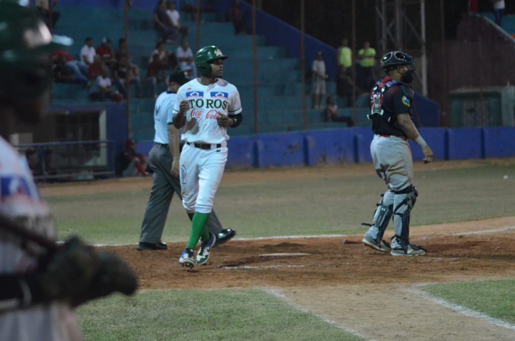 Leonesbbc's tweet photo. En el primer juego del Rond Robin, Carlos Martínez jugando para @tigresdectg conectó cuadrangular en la derrota de Cartagena 3 - 8 frente a @TorosSincelejo bateó para 3-2, impulsó una y anotó una  @LCBP_Colombia #LaPelotaDeTuTierra https://t.co/dztL6CtXyS