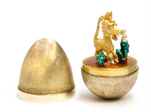 helenawaudby's tweet photo. This just in @PWAuctions - a fab little Stuart Devlin Suprise Gilt Egg! To be sold February 13th! #antiques #collectible #stuartdevlin #silver #jewellery https://t.co/vTyZTWtX22