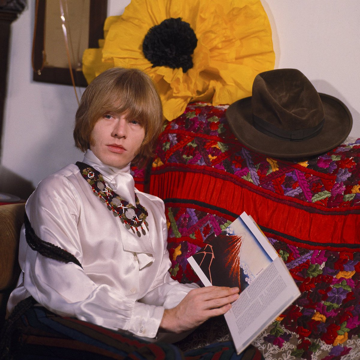 GeredMankowitz's tweet photo. Founder of @thestones, Brian Jones at home with a book in 1966. #photoshoot #therollingstones #thestones #brianjones #60s #sixities #blackandwhitephotography #geredmankowitz https://t.co/L62B3fb9ce