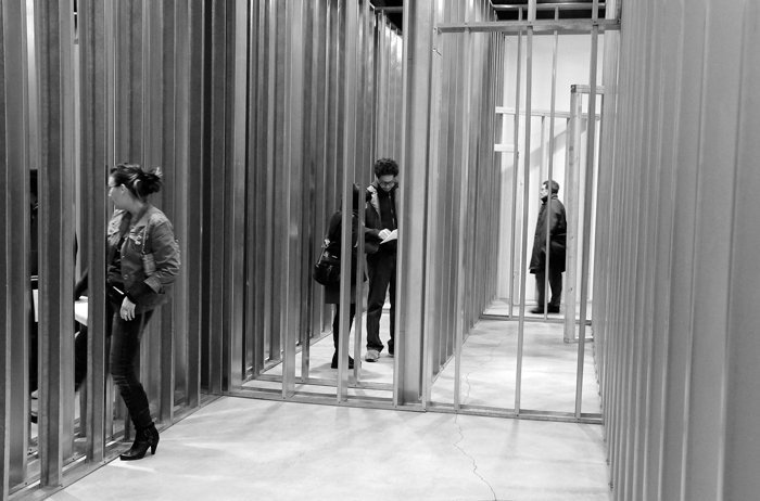 XTRAartjournal's tweet image. #fromthearchive: “If Asher’s approach can yield such an elegant connection between idea, site and form, perhaps it is appropriate to take his work as a challenge.” Kimberli Meyer reviews Michael Asher’s solo exhibition at SMMoA (@theicala). #Fall2008 x-traonline.org/article/michae…