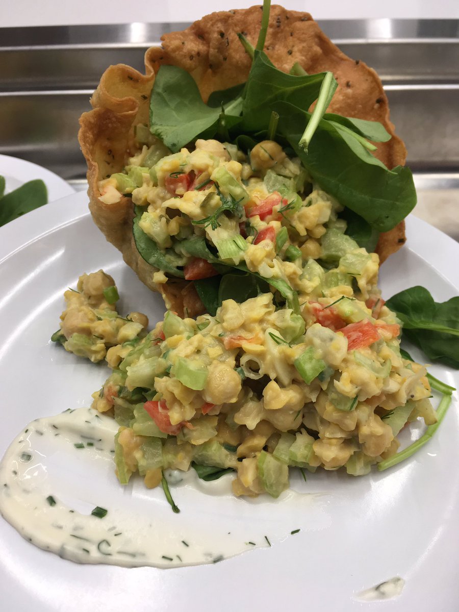 humaneworldcan's tweet image. Lunch is served! @uwaterloofood chefs have prepared an array of #plantbased sandwiches, soups, salads and sides so far - all of which look delicious! #ForwardFood