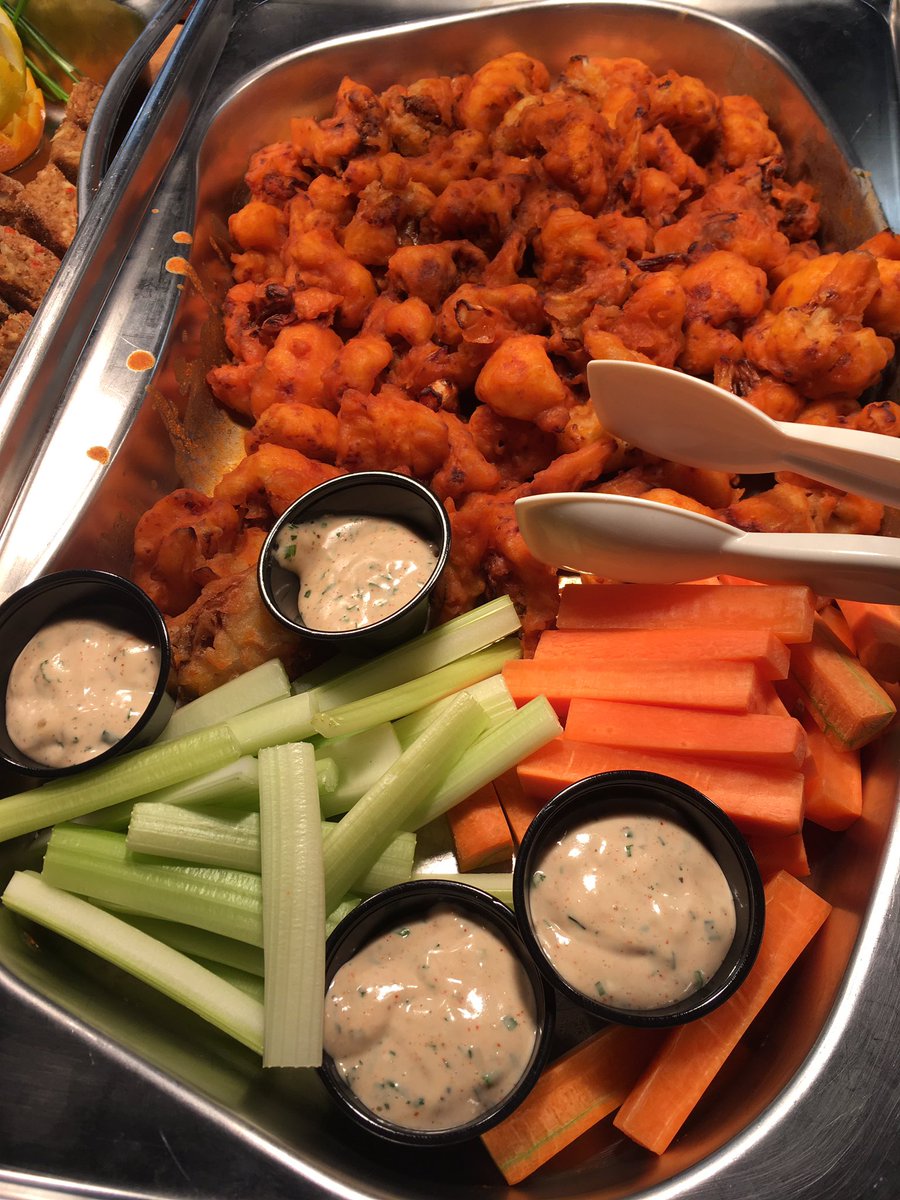 humaneworldcan's tweet image. Lunch is served! @uwaterloofood chefs have prepared an array of #plantbased sandwiches, soups, salads and sides so far - all of which look delicious! #ForwardFood