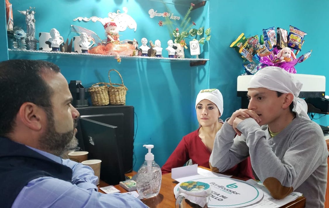 JorgeWated's tweet photo. Saludamos a Francisco Zúñiga, joven emprendedor que solicitó un crédito de $11.000 para la compra de equipos de cafetería y mobiliario de su negocio ubicado en #Sangolquí con el objetivo de mejorar su servicio y productos. 
En @BanEcuador, impulsamos los emprendimientos jóvenes. https://t.co/noNokP87O2