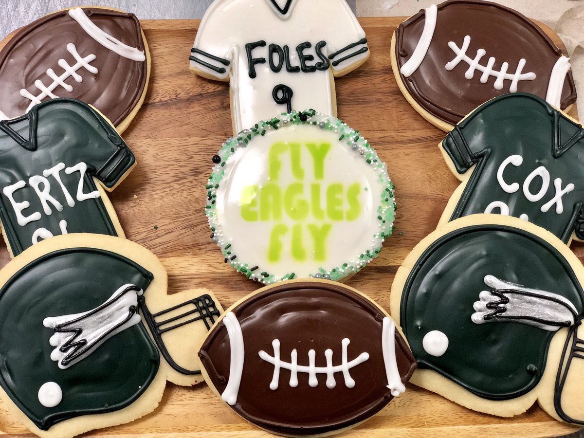 sunfloursweets's tweet photo. Are you psyched for the playoffs?? We are! 🏈 Come on in and pick up some game day cookies (frosted with Philly spirit 😉)
#philadelphiaeagles #flyeaglesfly #sugarcookies #sunflourbakeshop https://t.co/pBNw8e4awi