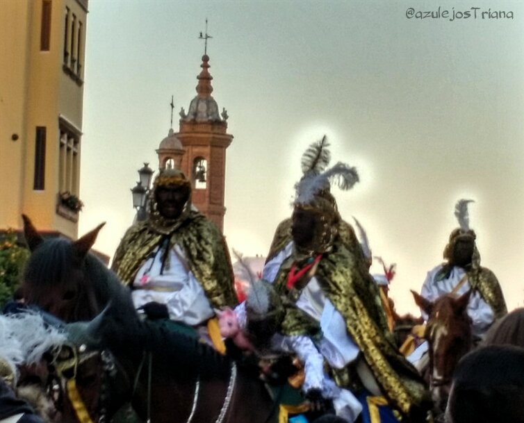 El Heraldo de los #ReyesMagos entrando en #Triana.