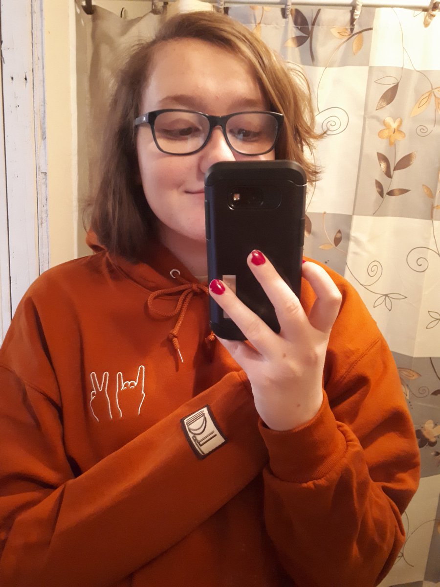 corlitron's tweet photo. I think @round7ethan loves me too much lol @GraysonDolan @EthanDolan #dolantwinsmerch merci Nono je t'aime 💜💜 https://t.co/j46IeJKWvS