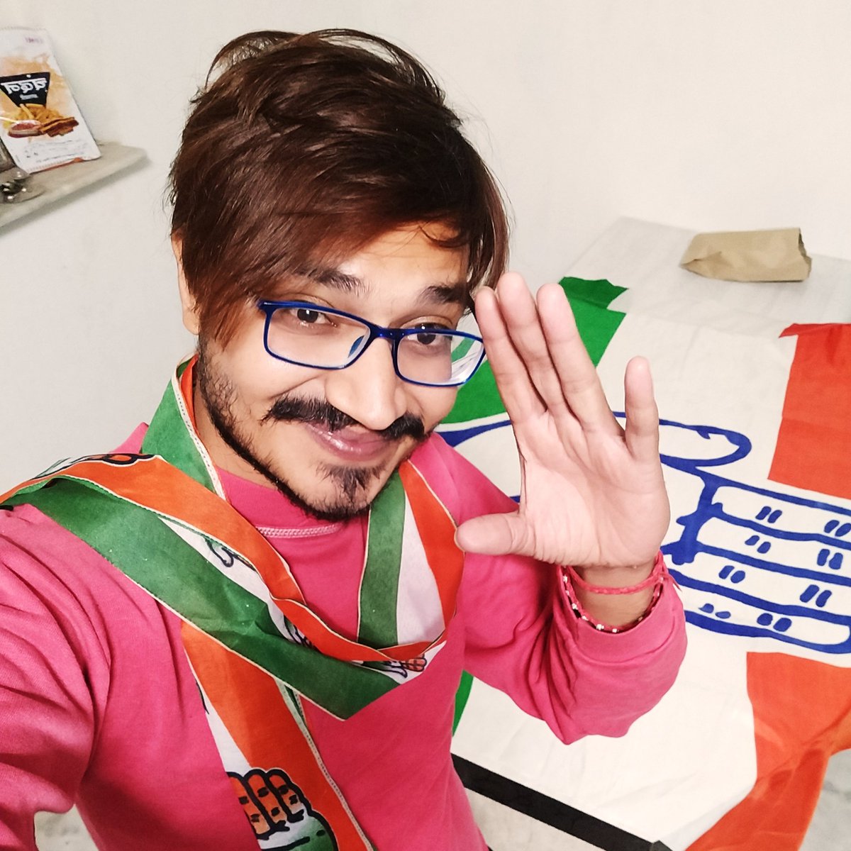 RoadiesX3's tweet photo. Thinking of joining #Congress..

मुझे मोदी पसन्द है #भाजपा नहीं!!!

#Congress पसन्द है #RahulGandhi नहीं!!

आप सुझाव दो दोस्तों !!! https://t.co/MkweXUkH30