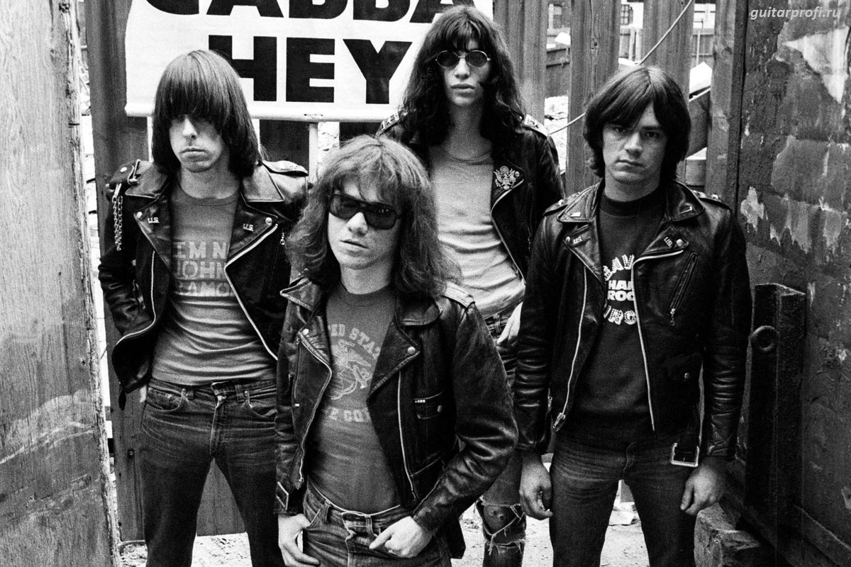 SotanoRadio3's tweet photo. El pasado año salió a la luz un concierto de Ramones grabado en diciembre de 1977 en Glasgow, en la gira Rocket to Russia. Y es serio candidato a ser el mejor concierto suyo editado de forma oficial.
Compruébalo a las 7 en @radio3_rne. 
Gabba Gabba Hey! https://t.co/QWfoA1eEBI
