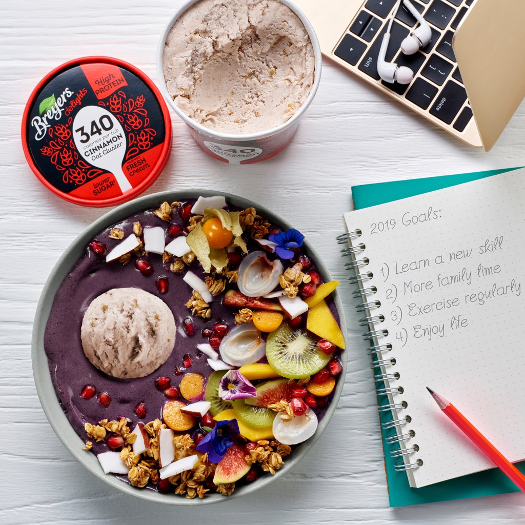 breyersdelights's tweet image. If your new year’s resolution is to make post-workout snacks more exciting ✨, with this Breyers Delights Cinnamon OatCluster Colourful Smoothie Bowl you&apos;ll nail it! 😋🍦🌈 #ImpossiblyDelicious #ImpossiblePossible #BreyersDelights #Newyearsresolution #ThursdayMotivation
