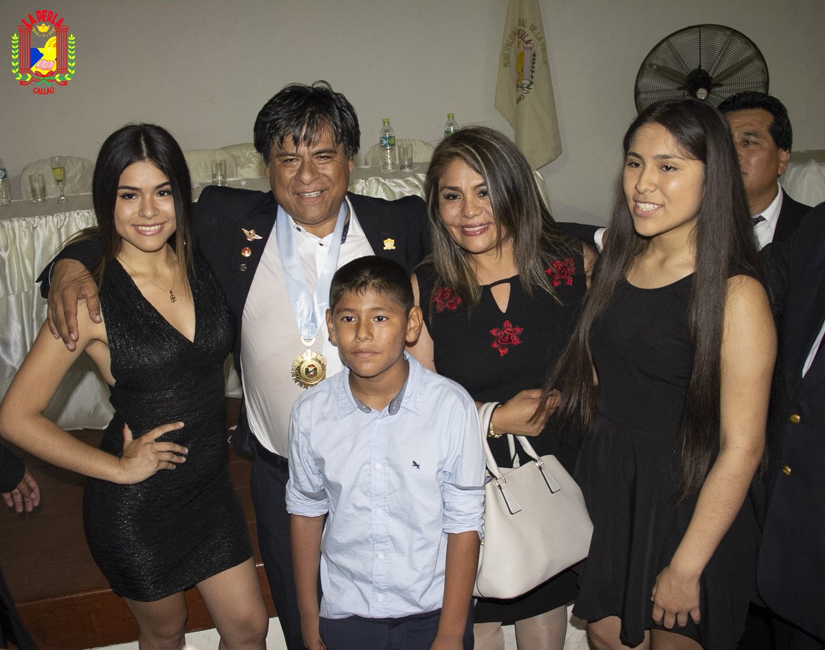 Instantáneas de la Juramentación del flamante burgomaestre de nuestro distrito, Ing. AnÍbal Jara Aguirre, junto a su Consejo de Regidores con quienes trabajará denodadamente en beneficio de la población de La Perla, durante el periodo 2019 - 2022.