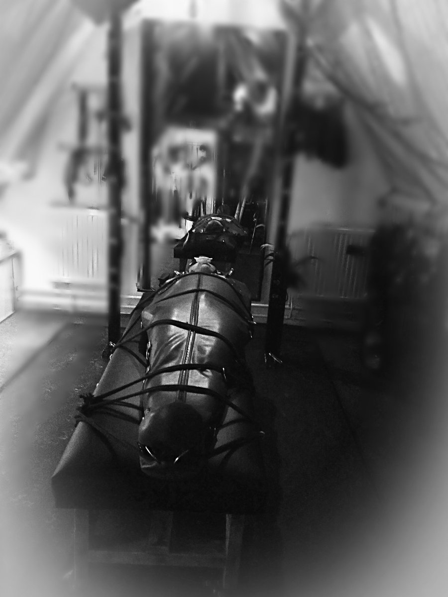 Mrssamantha963's tweet image. 👠 een glimps van een leuke bijzondere #bdsmsessie @SM_Palace #itwasfun 😀🤩 #totalenclusure #opsluiting #cbt #Femdom #vernedering #orgasmcontrole #tepelspel