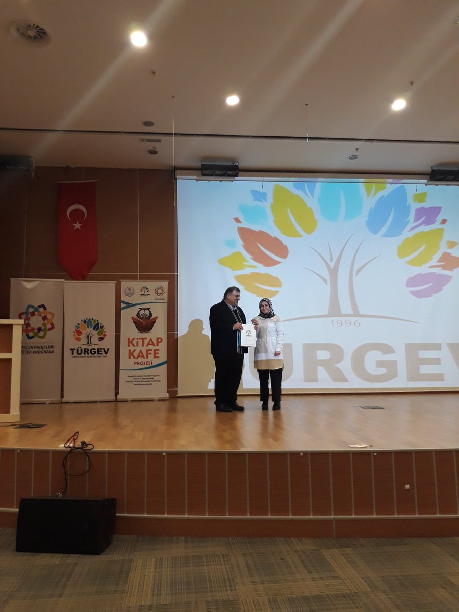 Programımız hediye takdimiyle sona erdi. Konuğumuz Araştırmacı Yazar <a href="/Ortaksoz/">Erol Erdoğan</a> verdiği değerli bilgilerden dolayı teşekkür ediyoruz.  <a href="/GSBgenclik/">Gençlik Hizmetleri</a>proje @GSBgenclik <a href="/gencliksporbak/">Gençlik ve Spor Bakanlığı 🇹🇷</a> <a href="/turgev/">TÜRGEV</a>