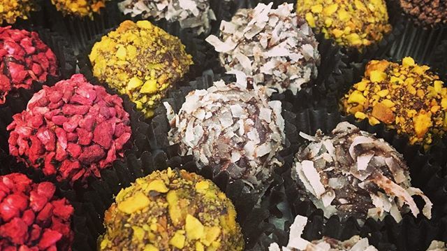 caochocolates's tweet photo. Open for happiness!  All pur chocolates are not sugar added and preservatives free...healthy can be tasty for your #newyearsresolution • •
•
•
 #LoveFL #eater #MiamiGlutenFree #FloridaLocal #organicchocolate #MiamiChocolateFactory #EatinginMiami #MadeinMiami #MiamiBeanto… https://t.co/185IbnyPrM