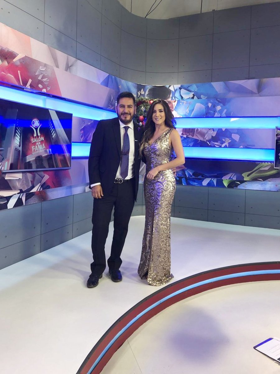 brendaflowersr's tweet photo. Así la noche de gala del #2018 en @scorefinal con mi queridísimo @cordova_sports cuanto glamour para hacer un recuento de @famasalon #Adios2018 #Bienvenido2019 @MVStvOficial
.
#LosOjosDelDeporte #LosOjosDelDeporteEnMVSTV https://t.co/HCEVV4Gsex