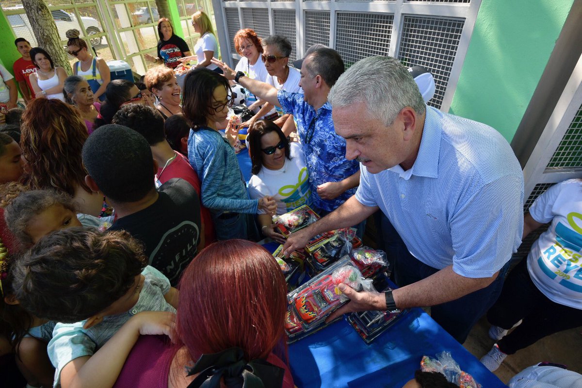 trschatz51's tweet photo. Participando de la repartición de regalos de los Tres Reyes Magos en el municipio de #Guánica junto al alcalde Santos Seda “Papichy” el senador del Distrito de Ponce, Luis Berdiel Rivera y los senadores Carlos Rodríguez Mateo y Evelyn Vázquez. https://t.co/qtuOYVzsVz