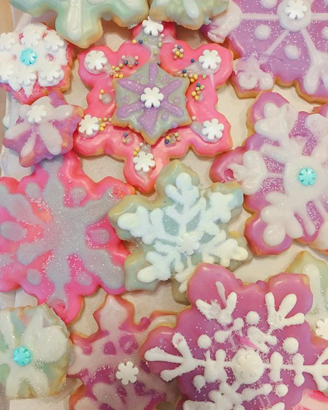 katiebugsokc's tweet image. Melissa said to tell you guys, "You're welcome." Her snowflake cookies worked. We got snow! We're open all day. Come enjoy a snowflake cookie and a cup of cookies and cream hot chocolate. #dyefree #naturallysweet #happyplace❤️ bit.ly/2RaQcXl