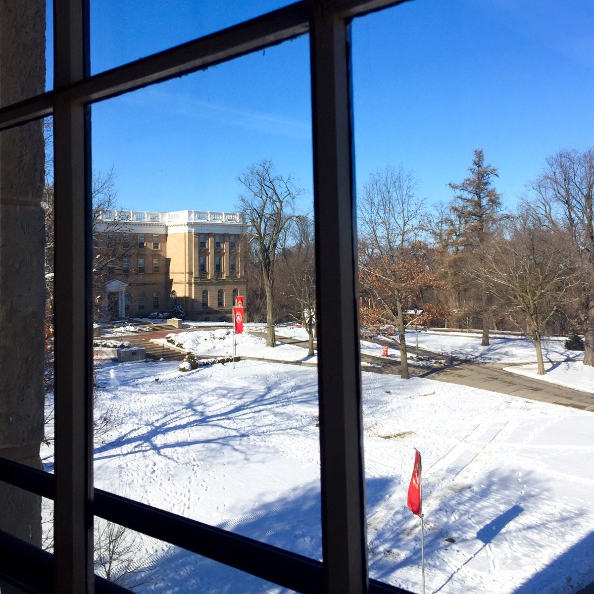 katiemv's tweet photo. Nothing like a quiet, snowy day on campus. #uwmadison #backatwork #winterbreak #bascomhill https://t.co/aTt7mG7XVl