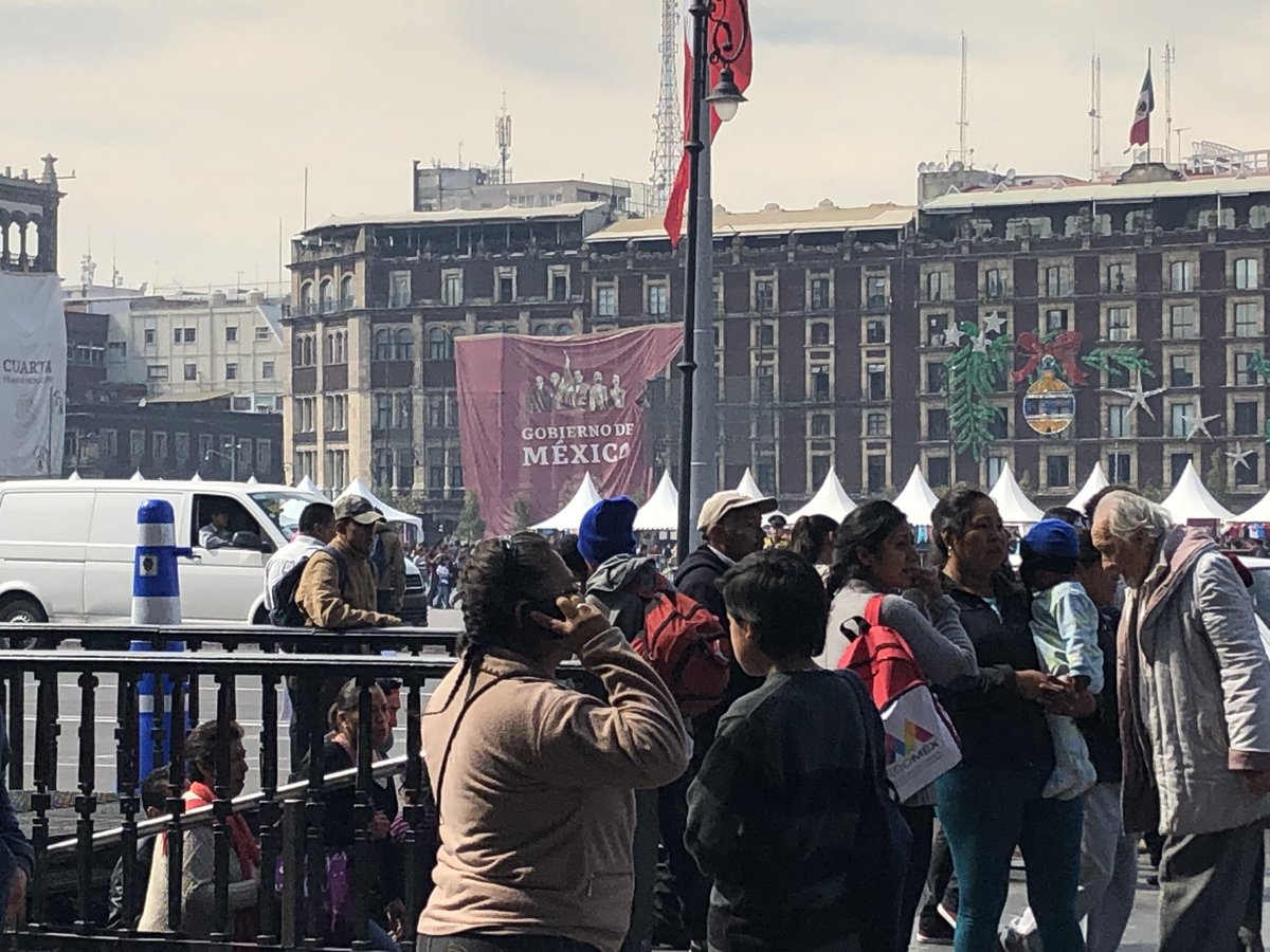 SirLordJuD's tweet photo. @AmIoPresidente Ponga bien sus trapos ! O quítelos ! Pésima Imagen para #Mexico @CarlosLoret https://t.co/1nkkcgn4Ae