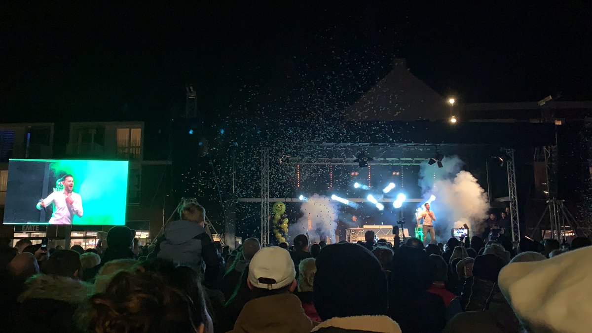 Lokale held Zanger Kafke zingt een aantal van zijn liedjes en laat het publiek springen op het Plein. ,,Ik spring niet mee want dan breekt ‘ie door”, grapt Van Gerwen achteraf.