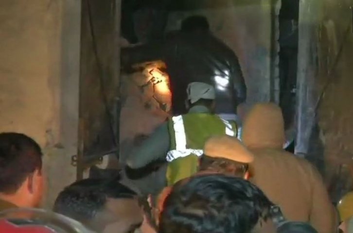 abpanandatv's tweet photo. #factorycollapse দিল্লির মোতিনগরে ধসে পড়ল কারখানার ছা��, মৃত ৬ https://t.co/N9lZI6U7Lm https://t.co/nWXliYJcb0