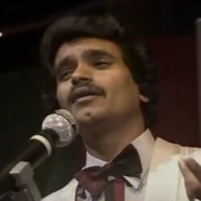 كلما تخطر امام عيني ارى بحبه شي جديد
لا يكفي ما شفته اذا أرجو المزيد 
في عيونه سر دعاك
الى الهنا والحب معاك 
اجمل ما عنى #سالم علي سعيد عيش سعيد