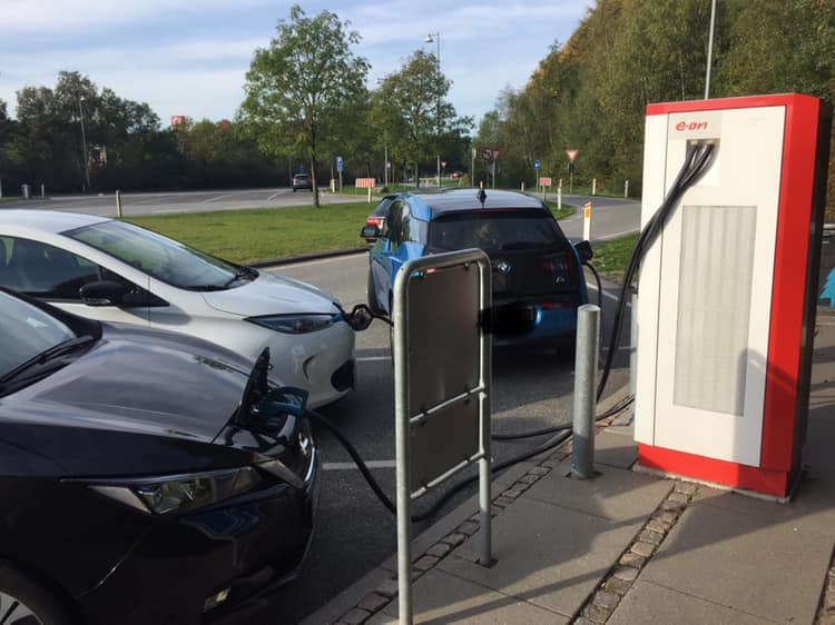 FDELdk's tweet photo. Nyt på #FDELdk - uge 1 - https://t.co/pWmLCnoAfG Kort før jul vedtog folketinget, at de nuværende afgiftssatser på elbiler også skal gælde i 2019. Samtidig blev det besluttet at hæve bundfradraget i registreringsafgiften for de mindre dyre elbiler... #dkpol #dkgreen #dktrp https://t.co/OV8n1vYI3C