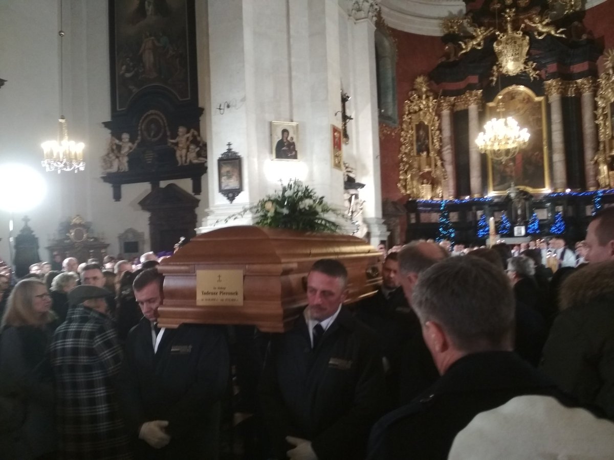 Grzegorz_Lipiec's tweet photo. Szczególnie zapamiętamy Biskupa Tadeusza #Pieronek jako człowieka dialogu, zarówno tego międzykulturowego, jak i między różnymi gałęziami chrześcijaństwa, między Kościołem, a #Europa. https://t.co/9pHsvpF9kd