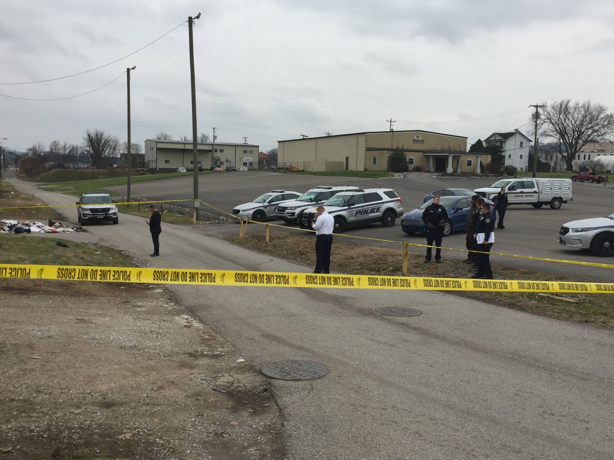 Officers are on the scene of a shooting on the West Side of Charleston. Police say one person has been taken to the hospital.

What we know: bit.ly/2s85k9d