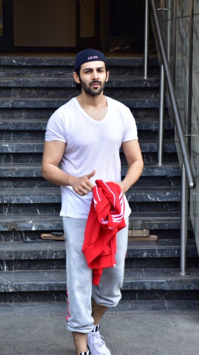kartikians's tweet photo. @TheAaryanKartik workout at juhu https://t.co/aa97ULwdwX