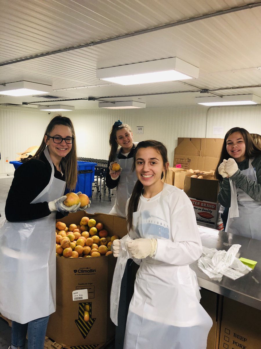 LisaGentile3's tweet photo. Heritage 8th Grade Girls Basketball taking some time to serve the community @Mid_OHFoodbank. Thanks also to Sturgill ladies for the assist! These players volunteered to give their time and muscle for such a special need.  Great role models for @DarbyGirlsBBall @theheritagems https://t.co/xCInPfF87O