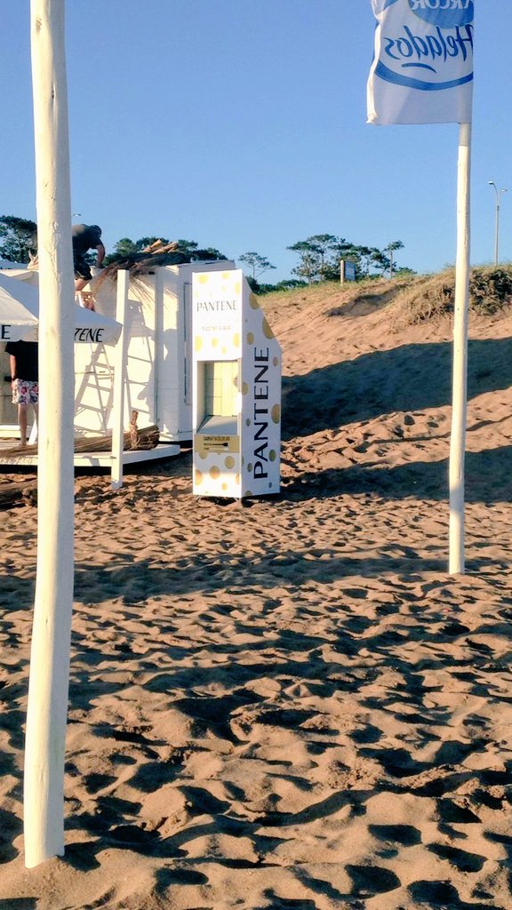 solartotemuy's tweet photo. Ya estamos en varias playas del país cargando tu celular con la energía del ☀️😎. #VeranoSolarTotem https://t.co/hVUNk70pJI