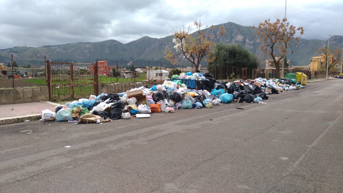 DiegoObiso's tweet photo. Situazione in Via Padre M Kolbe, Palermo!
Non ci sono giustificazioni #RapPalermo @RapPalermo #immondizia #Palermo #ComunePalermo https://t.co/lvCBzVZC9X