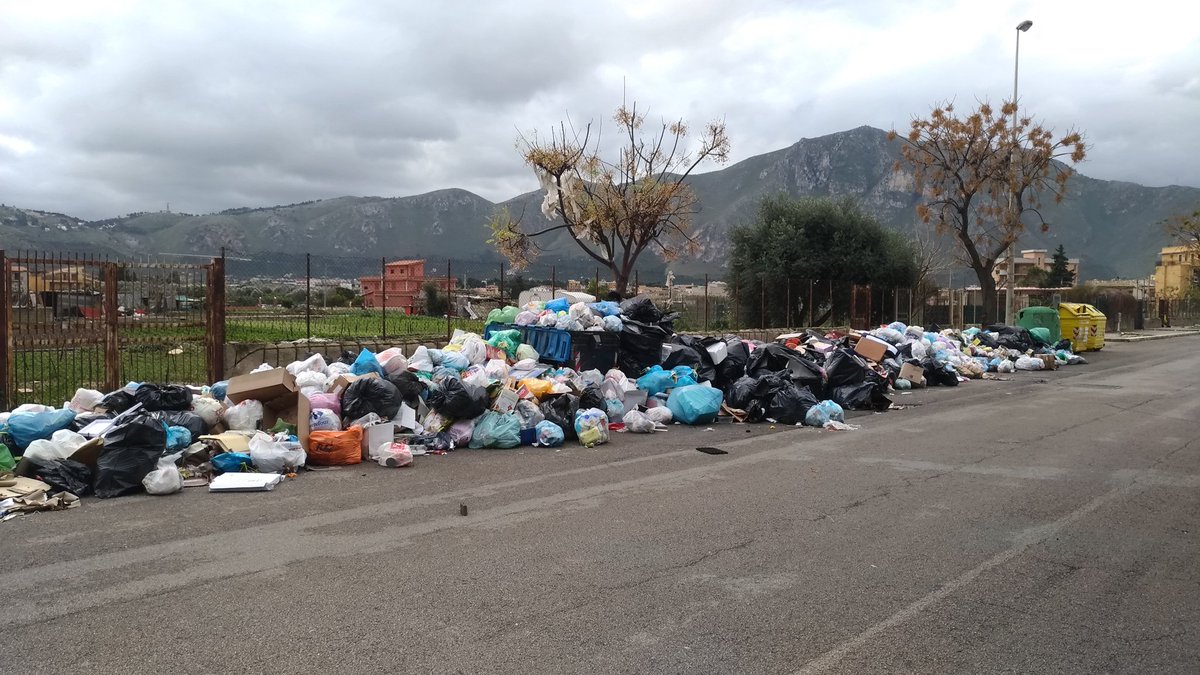 DiegoObiso's tweet photo. Situazione in Via Padre M Kolbe, Palermo!
Non ci sono giustificazioni #RapPalermo @RapPalermo #immondizia #Palermo #ComunePalermo https://t.co/lvCBzVZC9X
