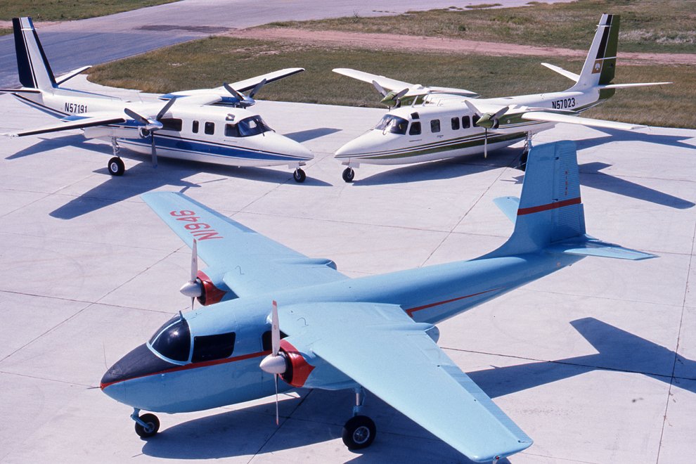 TCAircraft's tweet photo. The restored #BlueGoose #TwinCommander with a #690A and a #685 #commander #tca #legacyaircraft https://t.co/ZCmbblx26l