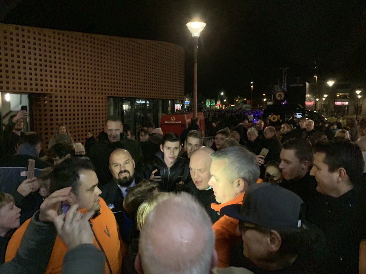 Voor hij naar huis gaat, nog even op de foto met zijn fans. #wereldkampioen #darts #feestjevoorMichael #Vlijmen