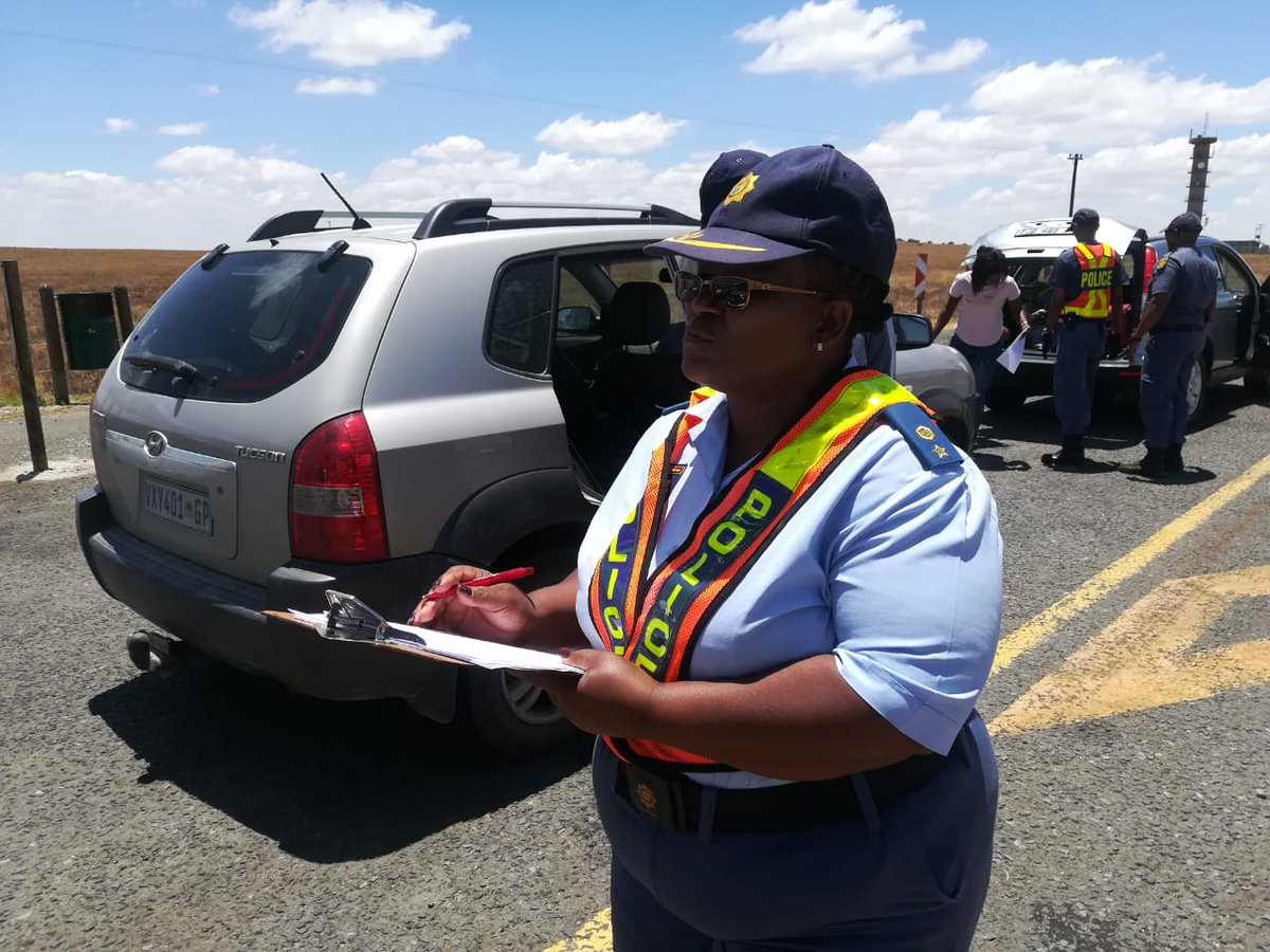 _ArriveAlive's tweet photo. A Vehicle check point was held on the N9 road between Colesberg and Noupoort https://t.co/ADhNvfoEwP #ArriveAlive #VehicleCheckPoint #Roadsafety https://t.co/vcUk7IU6pH