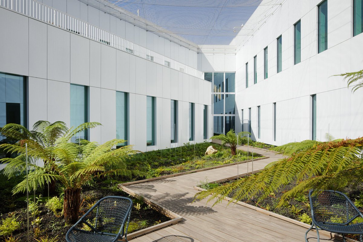 Banque de France Paris La Courneuve by Jean-Paul Viguier et Associés. bit.ly/2QijVbG https://t.co/lvXWG6qlsv