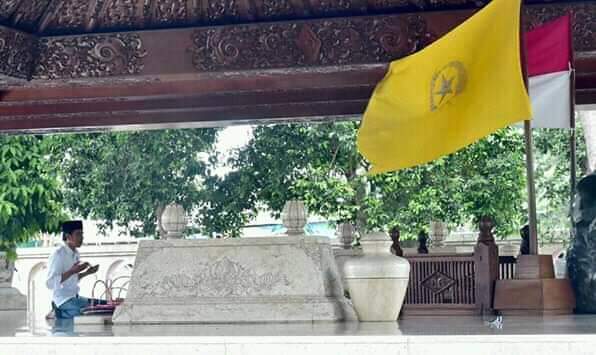 Senyap17's tweet photo. Jokowi kemudian menuju musala yang masih di area kompleks makam untuk menunaikan salat Zuhur. @NurmaTgr @MahesaTiwi @RekanSaber @P3nj3l4j4h @CH_chotimah @Ari3Pras #01JokowiLagi #01IndonesiaMaju #01JokowiBanyakCinta #optimisjkw https://t.co/IQS9nIeybU