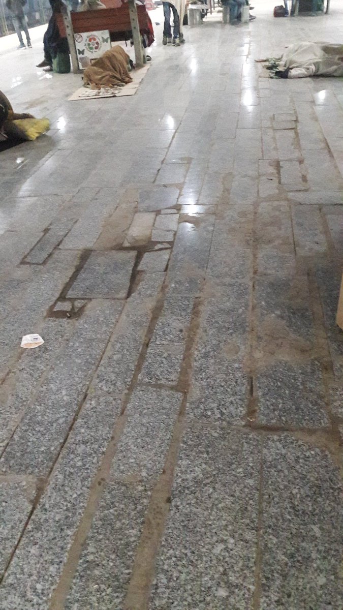 kumar2506's tweet photo. @PMOIndia @PiyushGoyalOffc @drmlko25 @manojsinhabjp वाराणसी रेलवे स्टेशन प्लेट फार्म न 9 पे फ़ूड ट्रैक स्टोल के पास https://t.co/7eHPYWLtq4