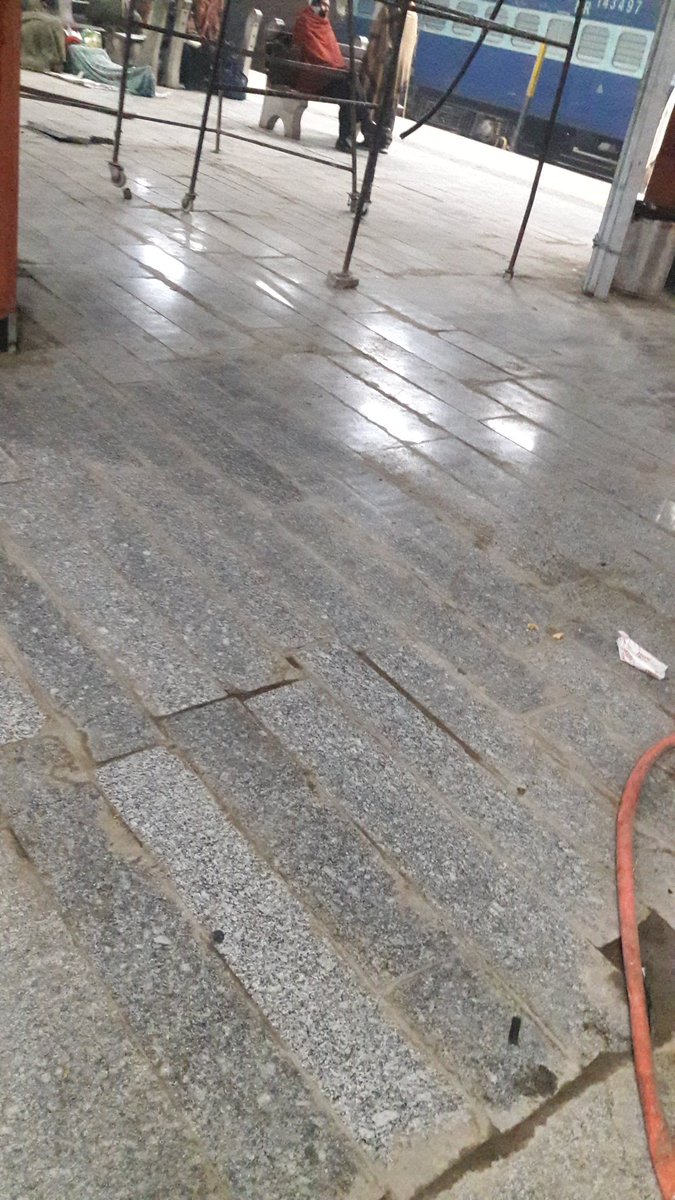 kumar2506's tweet photo. @PMOIndia @PiyushGoyalOffc @drmlko25 @manojsinhabjp वाराणसी रेलवे स्टेशन प्लेट फार्म न 9 पे फ़ूड ट्रैक स्टोल के पास https://t.co/7eHPYWLtq4
