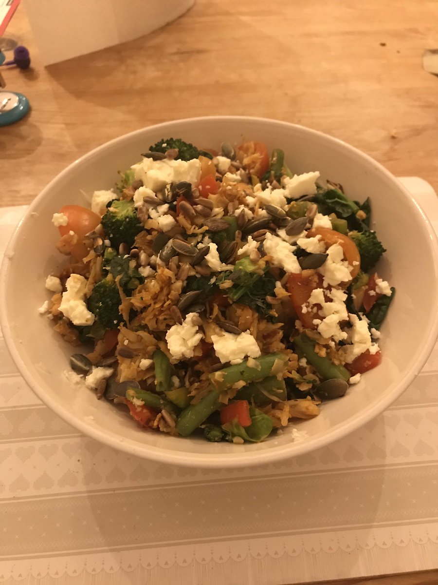 EllieRoseRD's tweet photo. had to post as I’ve been excited to cook this all day...spiced cauliflower rice with crispy veg, topped with feta and seeds 😋 https://t.co/NvLEpPFr8d